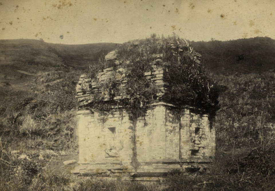 KITLV 106690 - Isidore van Kinsbergen - Tjandi Nalagareng the Dijeng plateau in Wonosobo - 1864-07-1864-09