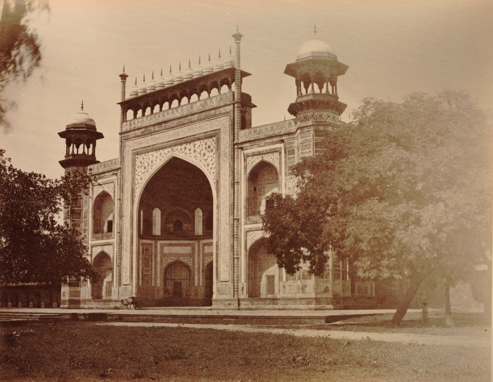 KITLV 91971 - Unknown - Gateway at the Taj Mahal at Agra in India - Around 1860