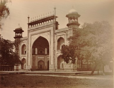 KITLV 91971 - Unknown - Gateway at the Taj Mahal at Agra in India - Around 1860 photo