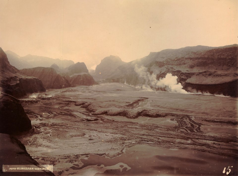 KITLV - 90255 - Kurkdjian - Soerabaia - The Kelud in East Java after an eruption - circa 1901