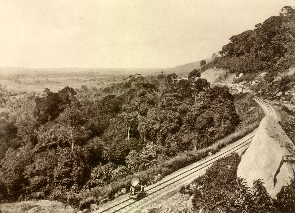 KITLV - 80000 - Kleingrothe, C.J. - Medan - Rail tracks across the pass of Padang Rengas near Taiping - circa 1910