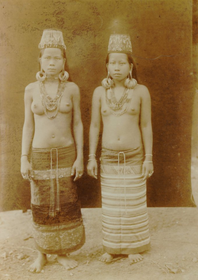 KITLV - 90678 - Demmeni, J. - Two Kayan women in Central Borneo, presumably during the Borneo expedition led by Dr. A. W. Nieuwenhuis - circa 1896-1897
