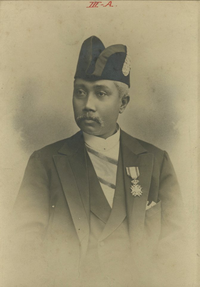 KITLV - 91213 - Kleingrothe, C.J. - Medan & Tandjong Poera - O.K. v. Sumatra - Probably a native government official at Medan, Sumatra - circa 1900