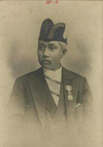 KITLV - 91213 - Kleingrothe, C.J. - Medan & Tandjong Poera - O.K. v. Sumatra - Probably a native government official at Medan, Sumatra - circa 1900