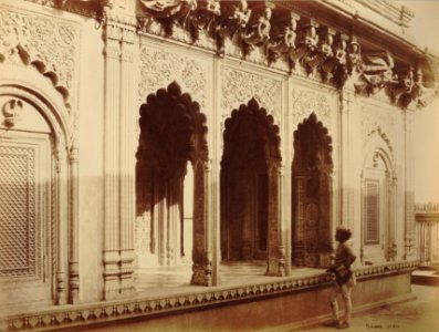 KITLV 91937 - Samuel Bourne - Rajah Amehtis temple at Benares in India - Around 1860-1870