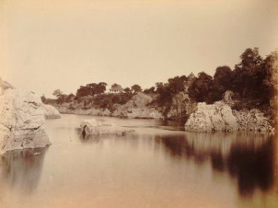 KITLV 91949 - Unknown - House on the Narmada near Jabalpur in India - Around 1860 photo