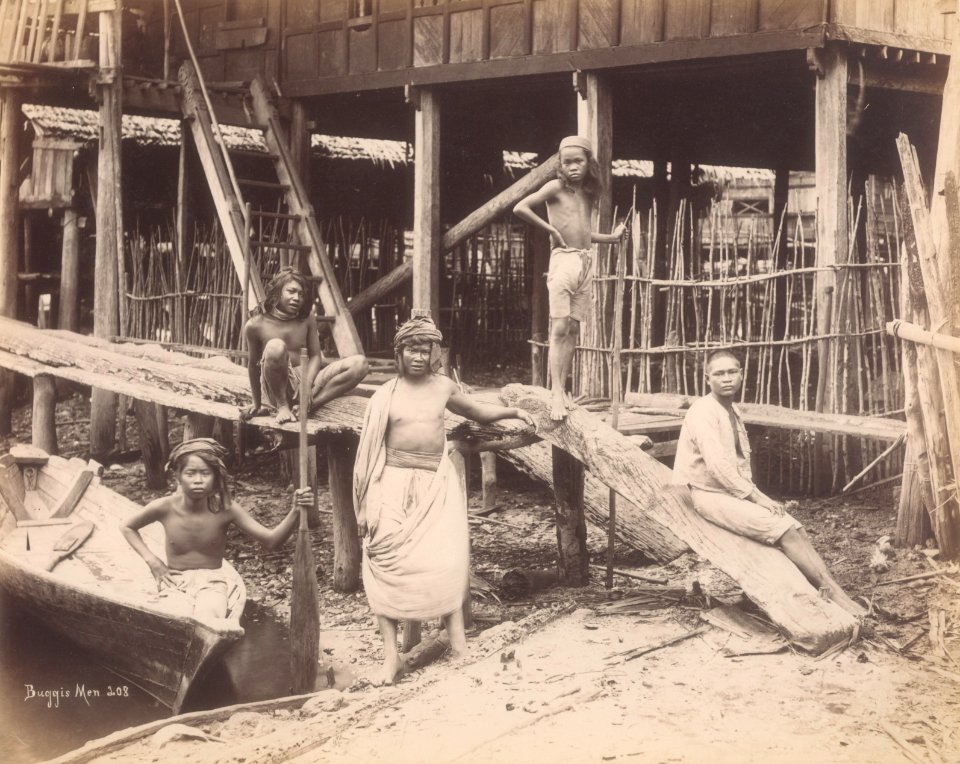 KITLV - 91757 - Lambert & Co., G.R. - Singapore - Buginese house with women and children, presumably at Singapore - circa 1890