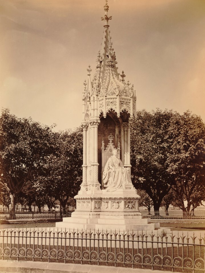 KITLV 92019 - Bourne and Shepherd - Sculpture of the queen at Bombay in India - Around 1870