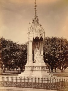 KITLV 92019 - Bourne and Shepherd - Sculpture of the queen at Bombay in India - Around 1870