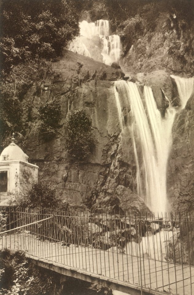 KITLV - 80040 - Kleingrothe, C.J. - Medan - Waterfall near Penang - circa 1910