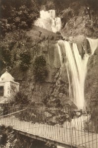 KITLV - 80040 - Kleingrothe, C.J. - Medan - Waterfall near Penang - circa 1910 photo
