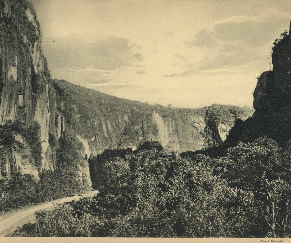 KITLV - 94260 - Demmeni, J. - Harau gorge near Payakumbuh (Kota Payakumbuh) - circa 1915