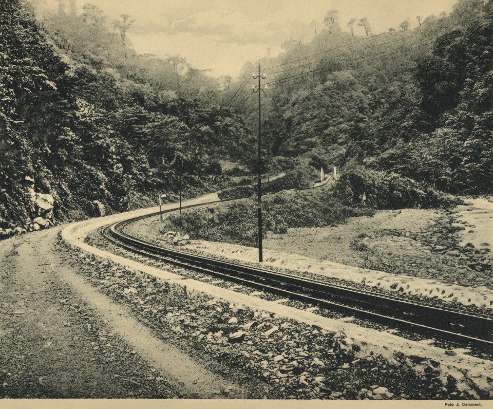 KITLV - 94264 - Demmeni, J. - Cog railway in the Anai Gorge, Sumatra - circa 1915