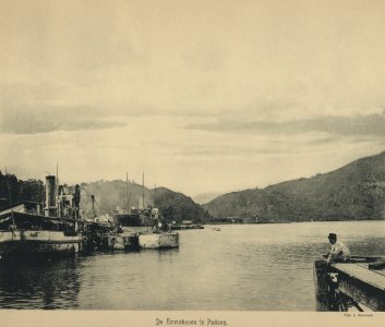 KITLV - 94268 - Demmeni, J. - Ships in the Port Emma, Padang - circa 1915