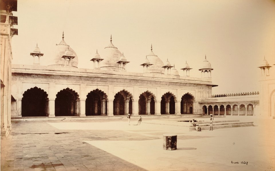 KITLV 91977 - Samuel Bourne - Moti Mosque (pearl mosque) at Agra in India - Around 1860