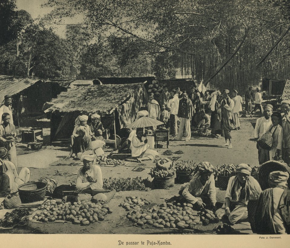 KITLV - 94276 - Demmeni, J. - Market of Payakumbuh, Sumatra - circa 1915