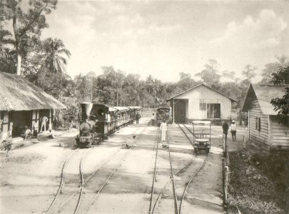 KITLV - 80223 - Kleingrothe, C.J. - Medan - Railway yard of the narrow-gauge railway of the Deli Maatschappij on the oil palm and rubber company Stabat, part of Gohor Lama in Langkat in the east coast of Sumatra - 1898