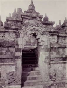 KITLV - 99869 - Kurkdjian, N.V. Photografisch Atelier - Soerabaia-Java - Gate in Borobudur in Magelang - circa 1915