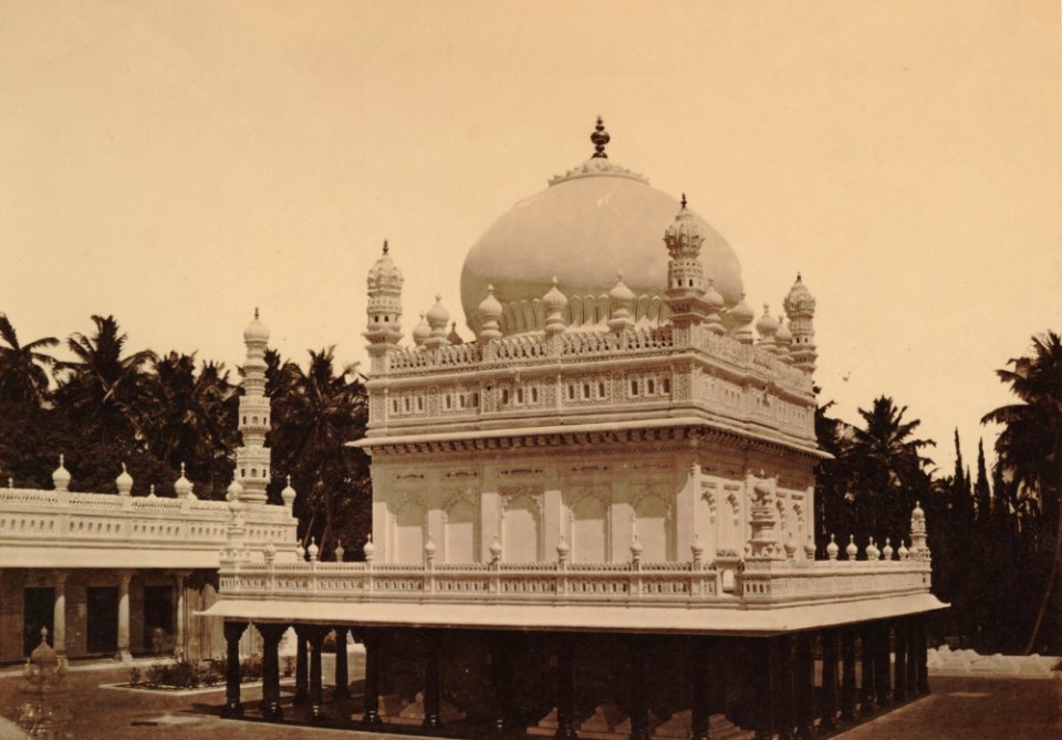 KITLV 92060 - Unknown - Tomb of Haidar Ali and Tipu Sultan Seringapatam in India - Around 1870