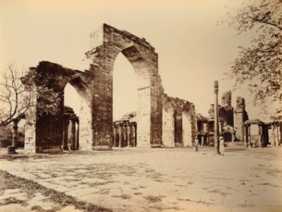 KITLV 92001 - Samuel Bourne - Ruins of the gateway to the Quwwat-ul-Islam mosque in Delhi, India - Around 1860