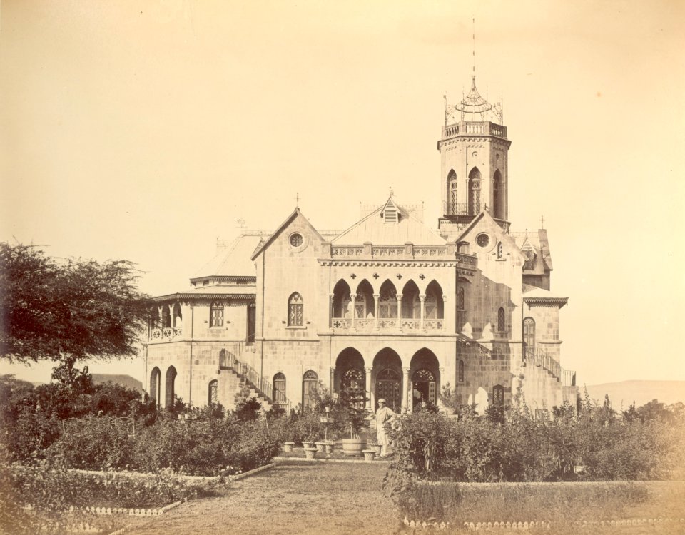 KITLV 100089 - Unknown - Garden Reach, the country of the Sassoon family at Poona in India, seen from the east - Around 1875