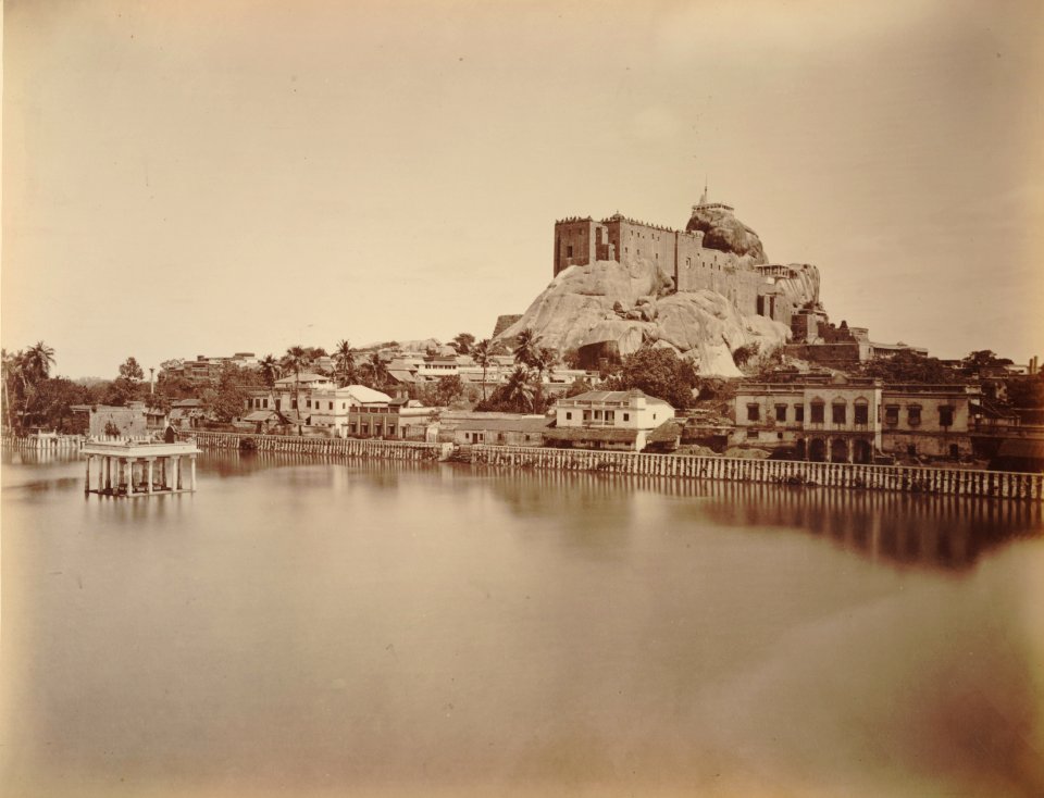 KITLV 92076 - Unknown - Reservoir in the background the fort and temple on a rock at Tiruchirapalli in India - Around 1870