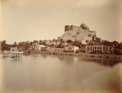 KITLV 92076 - Unknown - Reservoir in the background the fort and temple on a rock at Tiruchirapalli in India - Around 1870 photo