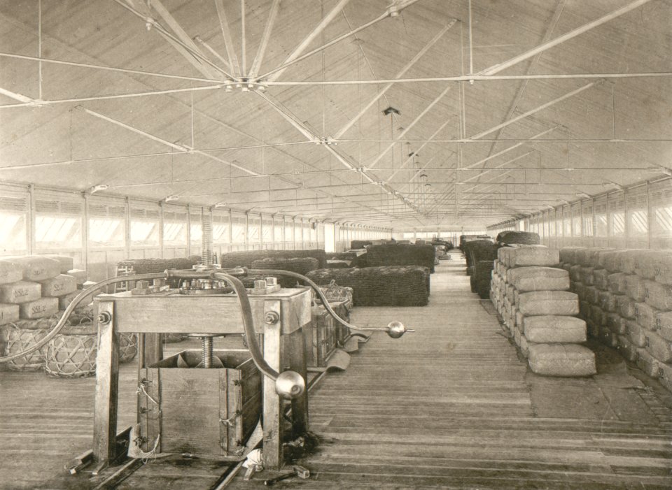 KITLV - 80243 - Kleingrothe, C.J. - Medan - Tobacco press and tobacco bales in a barn of the plantation Padang Tjermin at Upper Langkat in the east coast of Sumatra - 1898
