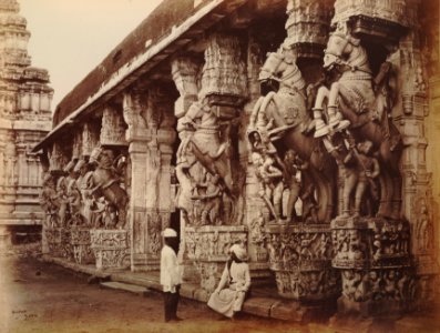 KITLV 92080 - Samuel Bourne - Seringham temple at Tiruchirapalli in India - Around 1870 photo