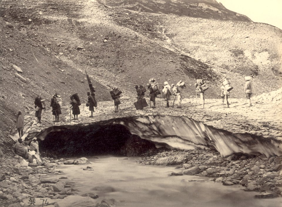 KITLV 100505 - Unknown - Carriers on a bridge of frozen snow, presumably in Kashmir in British India - Around 1870