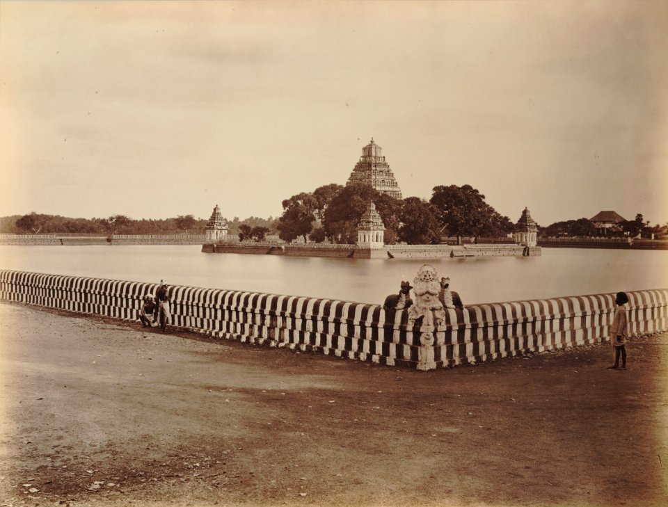 KITLV 92092 - Unknown - Reservoir in the Teppakulam Mariamman temple at Madurai in India - Around 1870