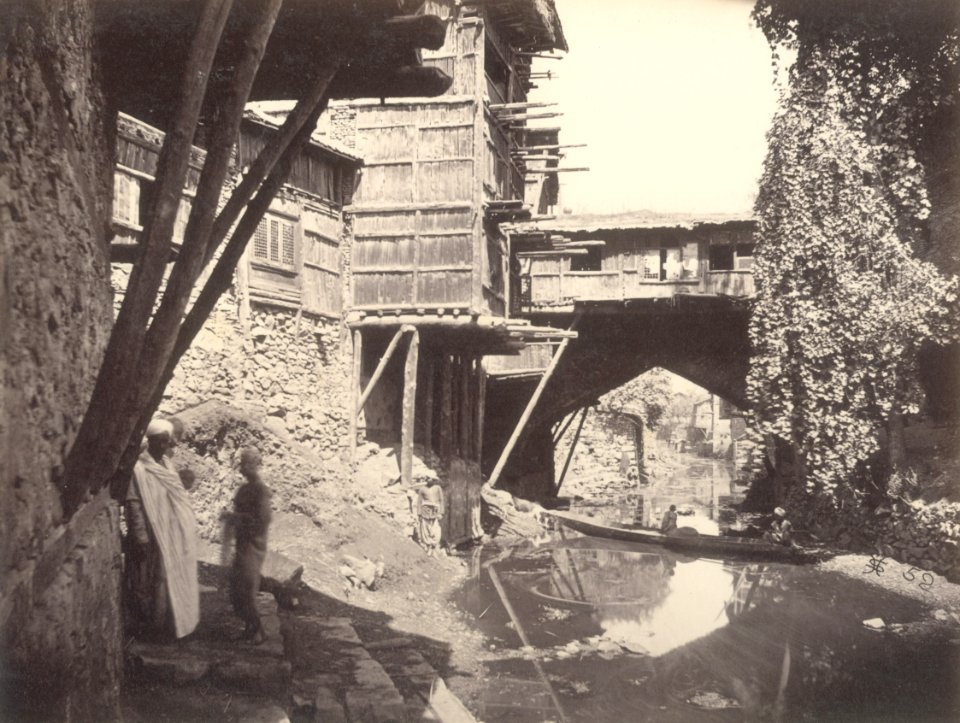 KITLV 100553 - Unknown - Old bridge with shops on the Mar canal at Srinagar in Kashmir in British India - Around 1870