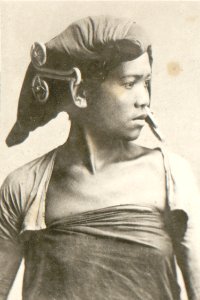 KITLV - 80267 - Kleingrothe, C.J. - Medan - Batak woman, presumably in the east coast of Sumatra - 1898