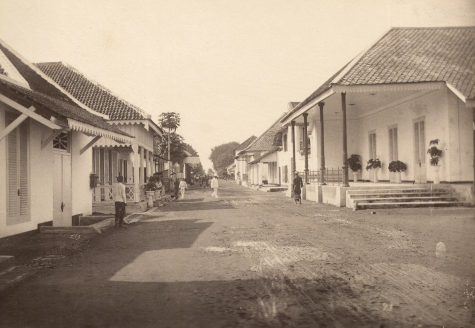 KITLV 103221 - Kassian Céphas - Lodjiketjil between Fort Vredeburg and Tjodé at Yogyakarta - Around 1870