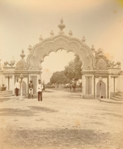 KITLV 92042 - Unknown - Gateway to the palace of the Rajah at Mysore in India - Around 1870