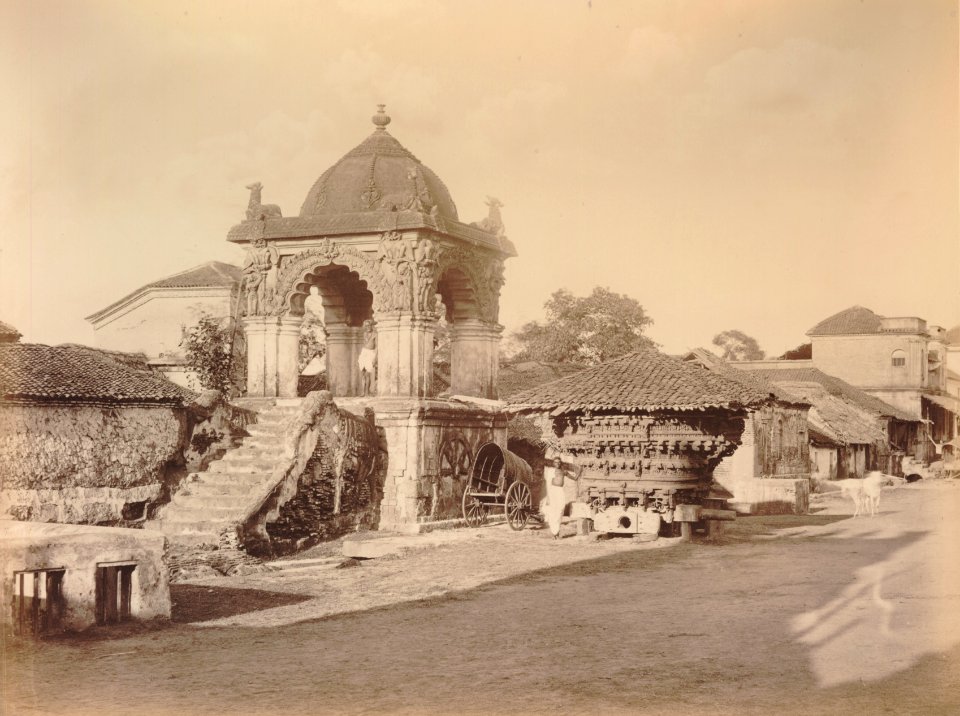 KITLV 92112 - Unknown - Muntapam and temple cart in a street in Thanjavur in India - Around 1870
