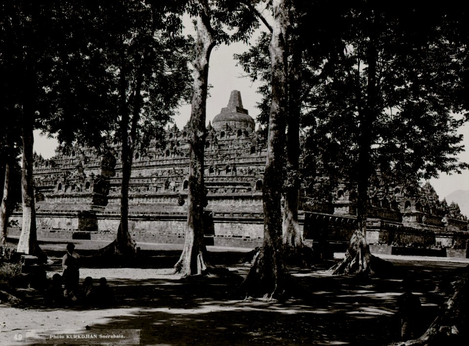 KITLV - 82382 - Kurkdjian - Soerabaja - Borobudur in Magelang - circa 1910