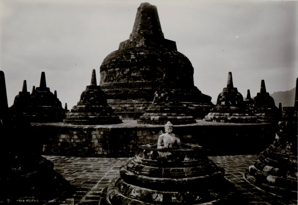KITLV - 82386 - Kurkdjian - Soerabaja - Stupas on the Borobudur near Magelang - circa 1910