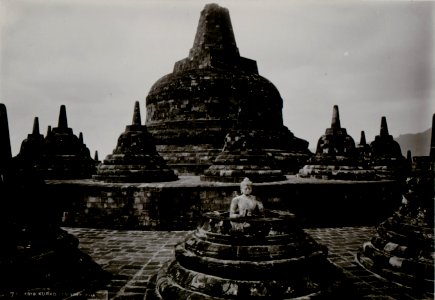 KITLV - 82386 - Kurkdjian - Soerabaja - Stupas on the Borobudur near Magelang - circa 1910