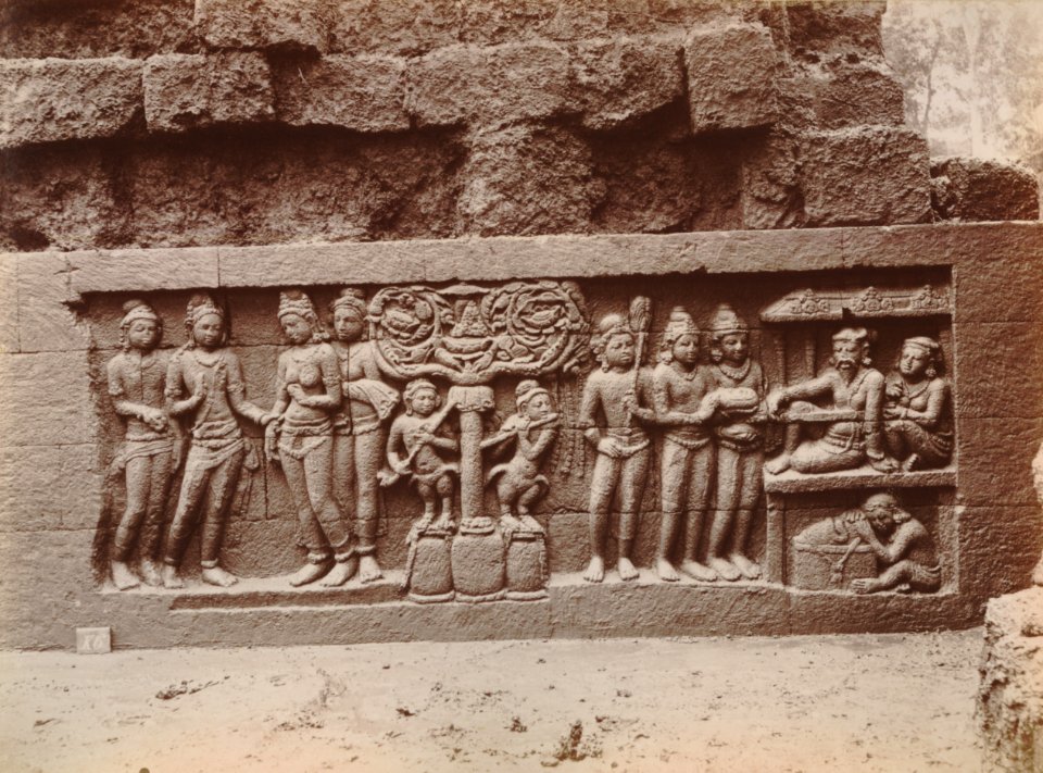 KITLV 103567 - Kassian Céphas - Bas-relief at Borobudur near Magelang - 1890-1891