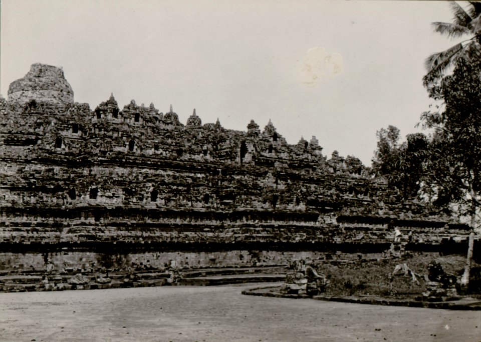 KITLV - 82390 - Kurkdjian - Soerabaja - Borobudur in Magelang - circa 1910