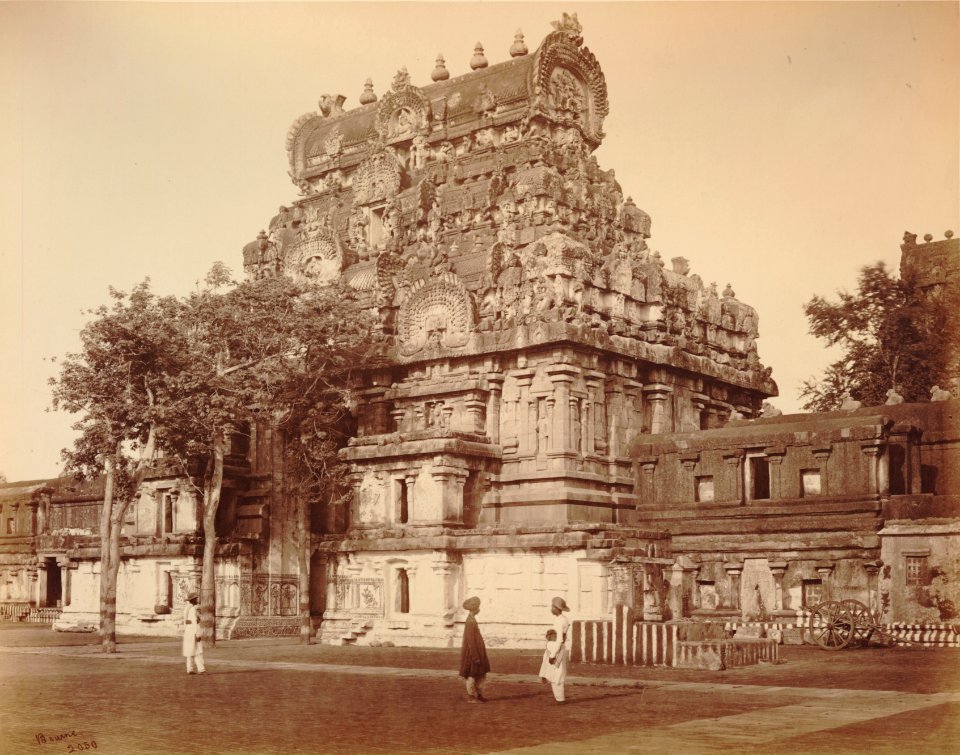 KITLV 92120 - Samuel Bourne - Brihadishvara temple complex at Thanjavur in India - 1869