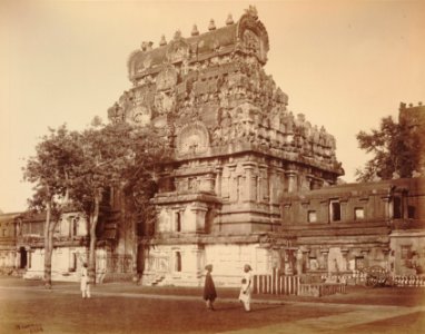 KITLV 92120 - Samuel Bourne - Brihadishvara temple complex at Thanjavur in India - 1869