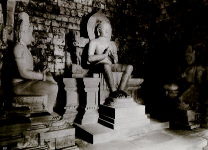 KITLV - 82394 - Kurkdjian - Soerabaja - Buddha statues in Candi Mendut in Magelang - circa 1910
