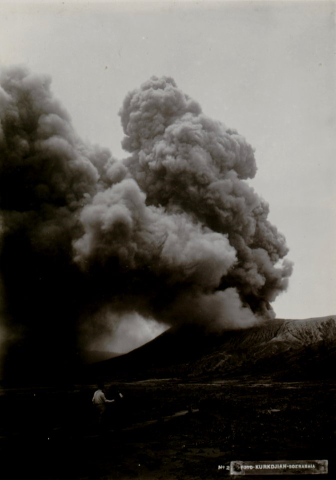 KITLV - 82398 - Kurkdjian - Soerabaja - The Sand Sea (Lautan pasir) and Mount Bromo in the Tengger Mountains in East Java - circa 1910