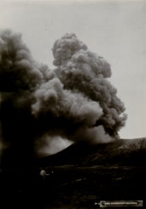 KITLV - 82398 - Kurkdjian - Soerabaja - The Sand Sea (Lautan pasir) and Mount Bromo in the Tengger Mountains in East Java - circa 1910
