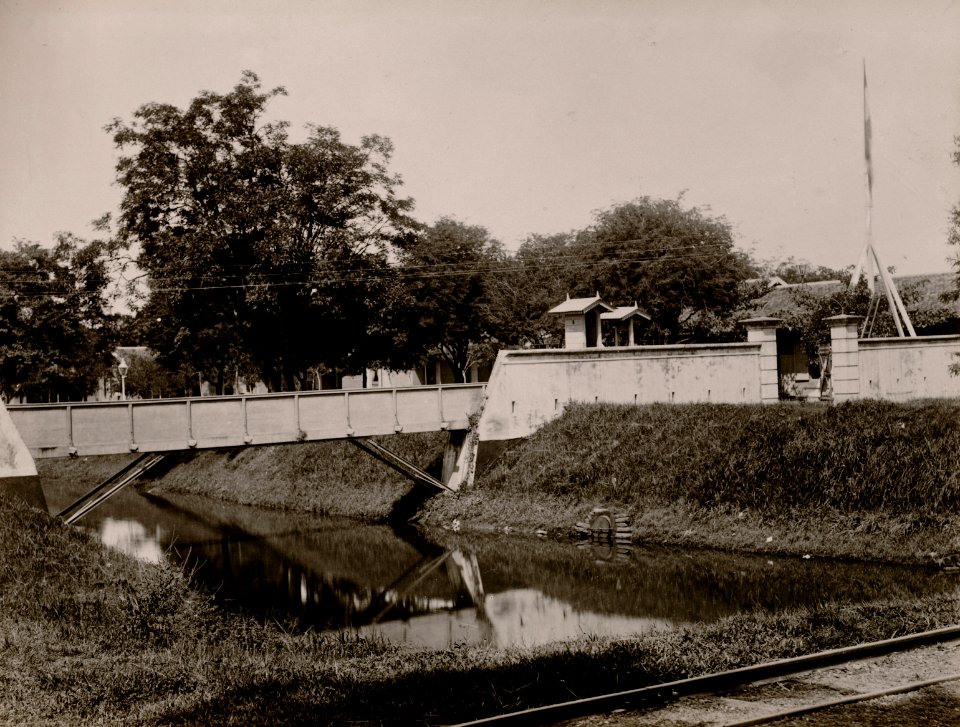 KITLV - 82473 - Lambert & Co., G.R. - Singapore - Entrance at the Kraton at Kotaraja (Kota Banda Aceh) - circa 1880