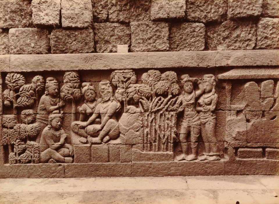 KITLV 103583 - Kassian Céphas - Bas-relief at Borobudur near Magelang - 1890-1891