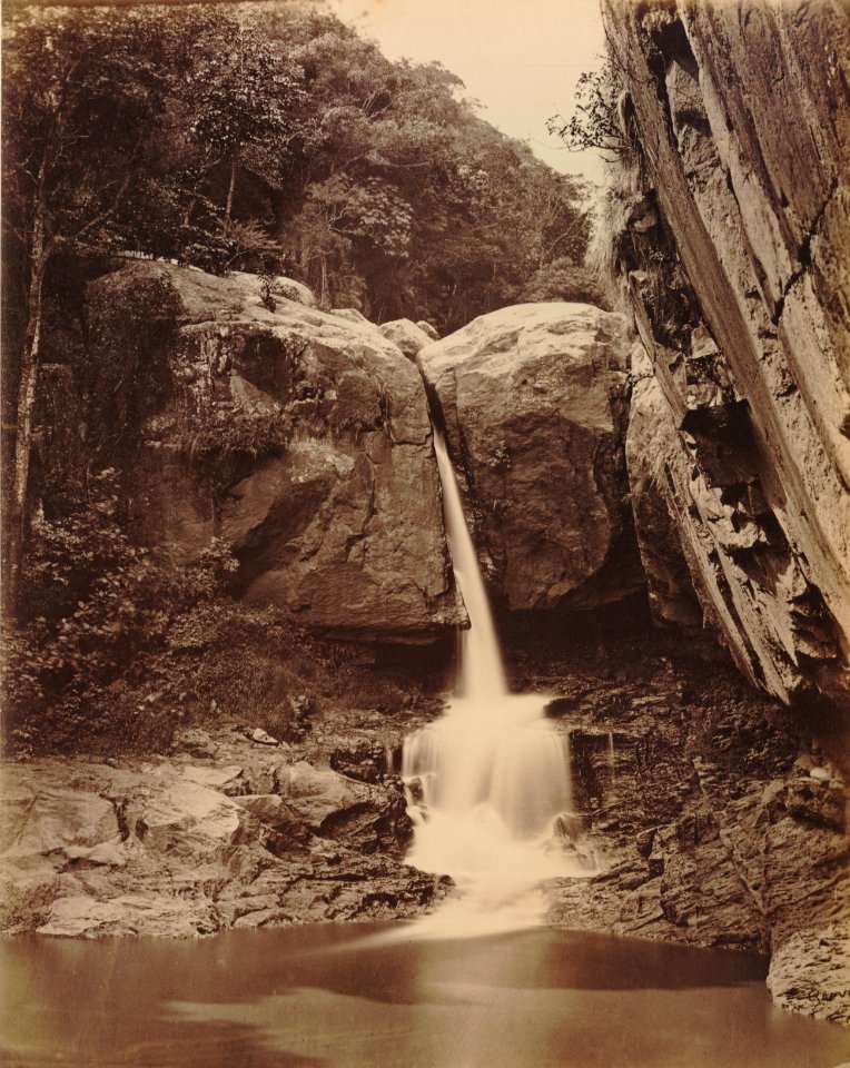 KITLV 92136 - Unknown - Waterfall at Coonoor in India - Around 1870