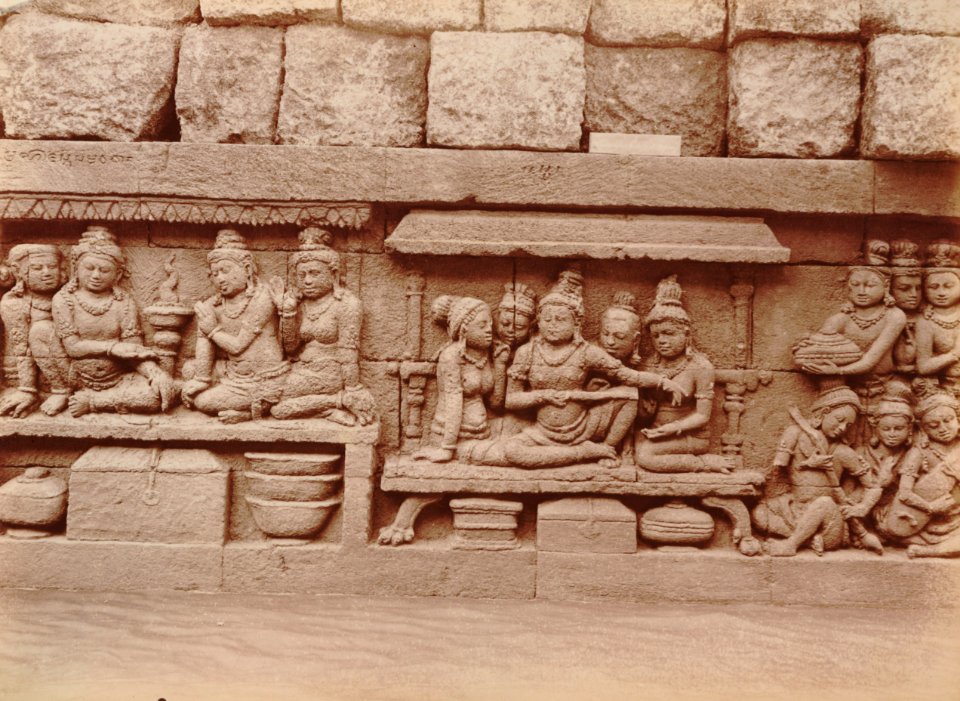 KITLV 103587 - Kassian Céphas - Bas-relief at Borobudur near Magelang - 1890-1891
